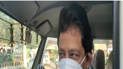 ত্রিপুরায় বিমানবন্দরের বাইরে রাজীব বন্দ্যোপাধ্যায়। ত্রিপুরায় বিমানবন্দরের বাইরে রাজীব বন্দ্যোপাধ্যায়।