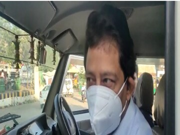 ত্রিপুরায় বিমানবন্দরের বাইরে রাজীব বন্দ্যোপাধ্যায়।