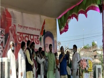 অভিষেকের হাত থেকে পতাকা নিলেন রাজীব বন্দ্যোপাধ্যায়।