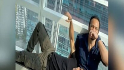 'ক্লান্ত' অক্ষয় শুয়েছিলেন রোহিতের কোলে, ক্যাটরিনা ভিডিও করতেই শুরু তুমুল গন্ডগোল! 'ক্লান্ত' অক্ষয় শুয়েছিলেন রোহিতের কোলে, ক্যাটরিনা ভিডিও করতেই শুরু তুমুল গন্ডগোল!