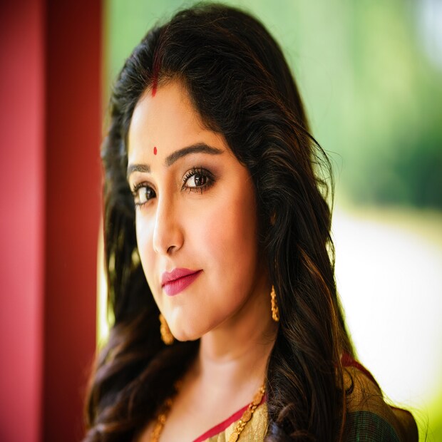 •এই ছবিটির পরিচালক অর্ণব মিদ্যা৷ অর্ণবের প্রথম ছবি অন্দর কাহিনি যথেষ্ট সাড়া ফেলেছিল৷ বেশ কয়েকটি আন্তর্জাতিক চলচ্চিত্র উৎসবে সম্মানিত হয় ছবিটি৷ অন্দর কাহিনিতে অভিনয়ে ছিলেন প্রিয়াঙ্কা সরকার, সোহিনী ঘোষ৷
