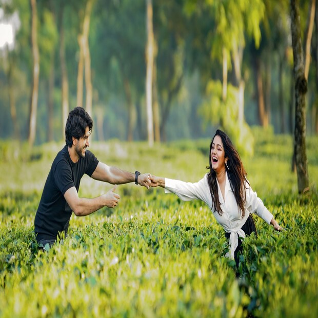 •উত্তরবঙ্গের মনোরম উপত্যকায় চারজন মানুষের জীবনে ঘটে চলা নানা ঘটনা৷ কখনও প্রেম, কখনও হতাশা...সেই সব আবেগকে পাথেয় করে পথ চলা এই চারজনের জীবনে রয়েছে এক অনন্ত অপেক্ষা৷ যাকে কেন্দ্র করে বদলে যাবে তাদের জীবন৷ এই গল্পই উঠে আসবে আওয়েটিং ছবিতে৷