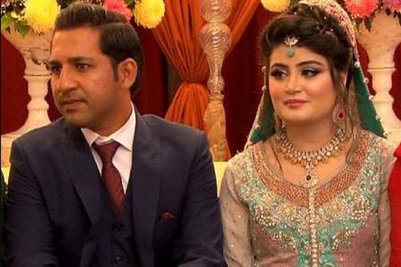সরফরাজ আহমেদ (Sarfaraz Ahmed) প্রাক্তন পাকিস্তানি অধিনায়ক৷ তিনি বিয়ে করেন সৈয়দা খুশবখতকে (Syeda Khushbakht) ৷ ২০১৫ সালে হ. বিয়ে৷ এঁদের দুটি সুন্দর সন্তান রয়েছে৷ Photo- Collected