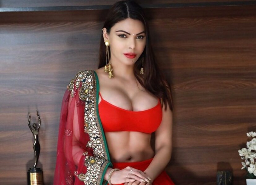 নিজেকে বাঁচাতে সেই সময় বাথরুমে আশ্রয় নিতে হয় তাঁকে। সঙ্গে শার্লিনের দাবি ছিল, সেই সময় রাজ জানিয়েছিলেন শিল্পার সঙ্গে তাঁর সম্পর্ক মোটেও ঠিক নয়।