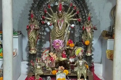 সিউড়ির বসাকবাড়ির মাতৃমূর্তি।