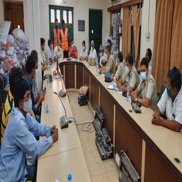 জেলাশাসকের নির্দেশে হরিনাভিতে রাজপুর সোনারপুর পুরসভার প্রধান কার্যালয়ে একটি গুরুত্বপূর্ণ বৈঠক অনুষ্ঠিত হয়। সেই বৈঠকেই কার্যত লকডাউন জারি করার এই সিদ্ধান্ত নেওয়া হয়েছে৷ 