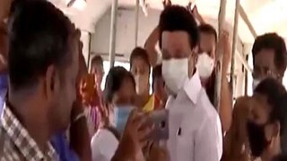 'আরে এ তো মুখ্যমন্ত্রী!' বাসভর্তি যাত্রীর মধ্যে হঠাৎ আগমন তাঁর, গোটা দেশে ঘুরছে এই ভিডিও