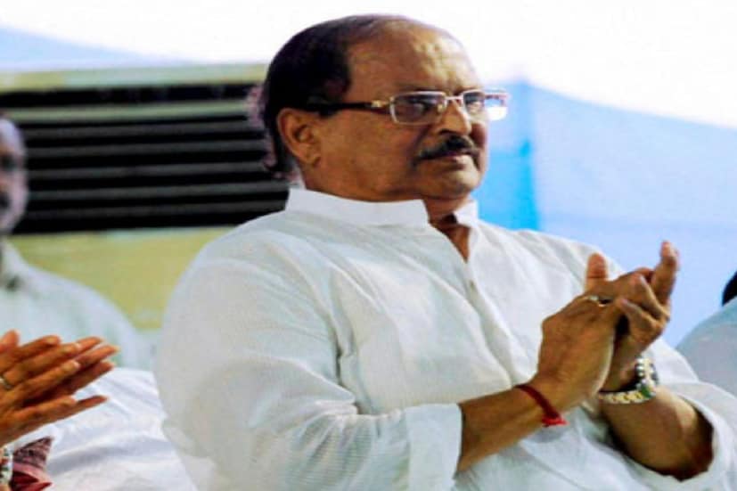 পুজোর লড়াইয়ের প্রথম নাম সুব্রত মুখোপাধ্যায় ও একডালিয়া। ৭৯ বছরের এই পুজোর সঙ্গে ওতপ্রোতভাবে জড়িত তিনি। এই পুজো কখনও মেয়রের পুজো, কখনও মন্ত্রীর পুজো, কখনও বা শুধুই নেতার পুজো নামেই পরিচিত হয়ে গেছে। তিনি অবশ্য বলছেন, "এই পুজো কারও নামে নয়। এই পুজোয় একডালিয়ার টানেই মানুষ আসেন ছুটে৷" একডালিয়া পুজোর বিশেষত্ব হল এই পুজোয় কোনও থিম নেই। জাঁকজমকের এই পুজোয় মন্ডপ অবশ্য দর্শনীয় থাকে। বাড়তি পাওনা একটাই একডালিয়ার আলোকসজ্জা। রাজকীয় ঝাড়বাতিতে উজ্জ্বল একডালিয়া।