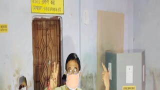ভোট দিয়ে বেরিয়ে উল্লসিত দিনহাটার প্রার্থী উদয়ন ঘোষ।