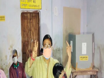 ভোট দিয়ে বেরিয়ে উল্লসিত দিনহাটার প্রার্থী উদয়ন ঘোষ।