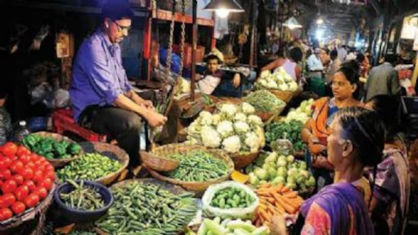 ইয়াসের পর থেকে বারবার ঝড়-বৃষ্টিতে ফসলের ব্যাপক ক্ষতি হয়েছে ওই এলাকায়। বহু ফসল জলের তলায় চলে গিয়েছে। ফলে বাজারে জোগান বাড়াতে শিয়ালদার কোলে মার্কেটের ওপর ভরসা করতে হচ্ছে। শিয়ালদা থেকে সবজি আনতে গিয়ে খরচ বেড়ে যাচ্ছে অনেকটাই। তাই তার প্রভাব পড়ছে বাজারদরে।