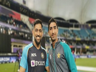 মহেন্দ্র সিং ধোনির সঙ্গে ছবি তুলেছেন পাকিস্তানের নতুন ক্রিকেটের শাহনেওয়াজ দাহানি