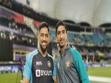 মহেন্দ্র সিং ধোনির সঙ্গে ছবি তুলেছেন পাকিস্তানের নতুন ক্রিকেটের শাহনেওয়াজ দাহানি