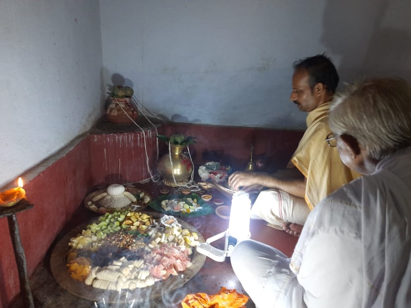 রায় চৌধুরী পরিবারের সদস্য তৃপ্তি রায় চৌধুরী বলছিলেন পুজোর রীতিনীতি। জানালেন, বোধনের দিন একটি নয়, দু'টি ঘট আনা হয়। একটি মাটির ঘট এবং একটি পিতলের ঘট। মাটির ঘটটি বোধনের আট দিন পর নয় দিনের দিন বিসর্জন দেওয়া হয়। অন্যদিকে পিতলের ঘটটি পুজো হওয়ার পর বিসর্জন হয় বিজয়া দশমীর আট দিন পর নয় দিনের দিন।