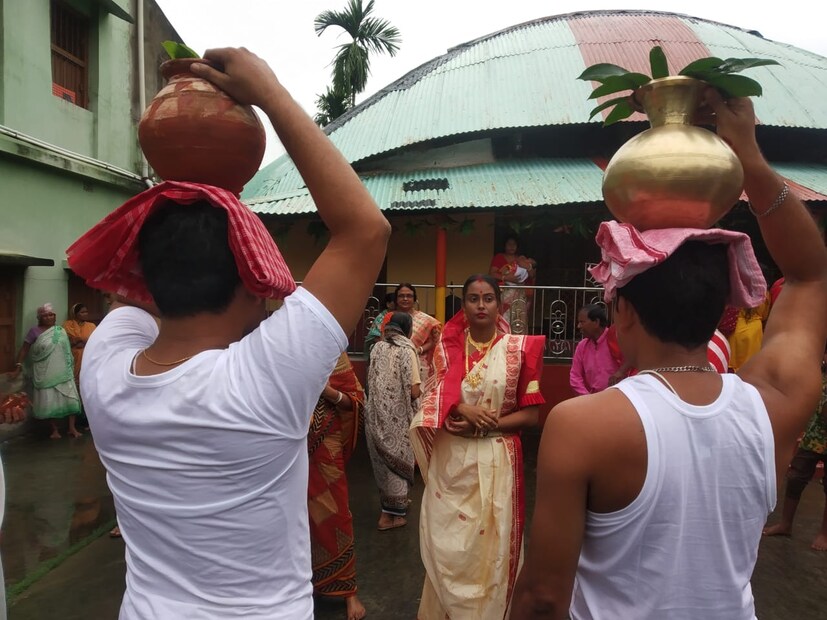 বছরের পর বছর ধরে এই ভাবেই কীর্ণাহারের রায়চৌধুরী পরিবারের দুর্গা পুজো হয়ে আসছে। তবে গত বছরের মতো এই বছরও করোনাকালে কিছুটা হলেও ফিকে হয়েছে আনন্দ। অন্যদিকে প্রাকৃতিক দুর্যোগও চিন্তায় ফেলেছে এই পরিবারকে। তবে আসার দোলাচলে সকলেই। মনের কোণে একটাই প্রার্থনা, দুর্যোগ থেকে অতিমারী, মা নিশ্চই সব ঠিক করে দেবেন।