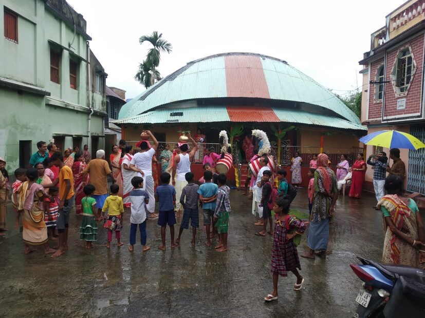 চতুর্থীর দিন চতুর্থী ঠাকুরানী নামে একটি ঘট আনা হয় এবং তার পুজো দিয়ে পঞ্চমীর দিন বিসর্জন দেওয়া হয়। আবার মহা সপ্তমীর দিন দুটি ঘট আনা হয়। একটি মাটির এবং একটি পিতলের। সেই দুটি ঘট আবার বিসর্জন হয় আট দিন পর।