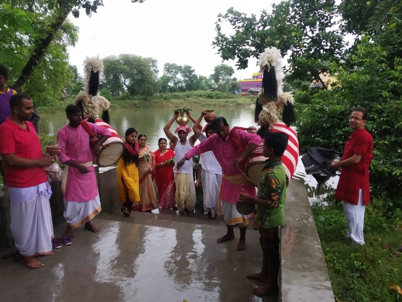 তিন শতাধিক বছরের এই রায় চৌধুরী বাড়ির দুর্গাপুজোয় বিশেষ ঐতিহ্য হল বোধনের দিন ঘট আনার মধ্য দিয়েই শুরু হয়ে যায় দেবীর আরাধনা। সেইমতো শুক্রবার ঠাকুর বাড়ির অদূরে পুকুর থেকে আনা হয় ঘট। শোভাযাত্রার মাধ্যমে এদিন এই ঘট আনা হয়। ঘট আনাকে কেন্দ্র করে এই পরিবারের সদস্যরা দূর-দূরান্তে থাকলেও হাজির হন রীতি মেনে। এও দেখার মতো এক উৎসব।