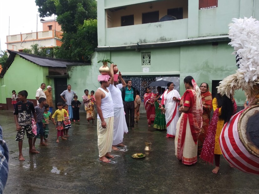 এই পুজোয় রয়েছে সন্ধিপুজো এবং অন্নভোগ দেওয়ার রীতিও। আগে বোধনের দিন থেকেই দিনে পাঁচটি করে বলি দেওয়ার রীতি ছিল। যদিও বর্তমানে তা বন্ধ হয়ে গেছে। বর্তমানে কেবলমাত্র মহাষ্টমীতে বলি প্রথা রয়েছে।