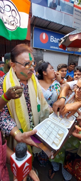 এদিকে ভবানীপুরের উৎসবের মেজাজের মধ্যেই নেত্রীর নির্দেশে ফিরহাদ হাকিমের ফোন আসে কামারহাটির বিধায়ক মদন মিত্রের কাছে। ফোনে তাঁকে বিজয় মিছিল করতে নিষেধ করা হয়। সূত্রের খবর নির্বাচন কমিশনের বিজয় মিছিলে নিষেধাজ্ঞা জানিয়ে নির্দেশিকা জারি হওয়ার পরেই ফোন যায় মদন মিত্রের কাছে।