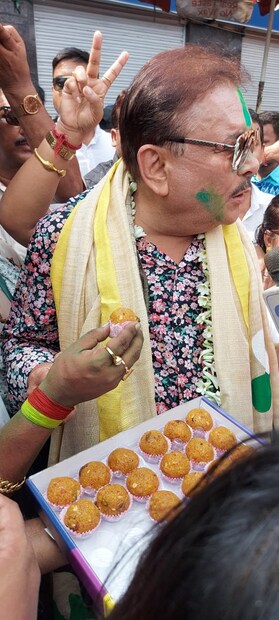উৎসবের মেজাজে পাওয়া যায় মদন মিত্রকে। হাতে মিষ্টির বাক্স, মুখে সৰু আবিরের ছোঁয়া আর রঙিন ফুলফুল শার্টে কালারফুল মদন এদিন ছিলেন আরও কালারফুল। সুর করে করে তিনি বলেন, &quot;মানুষ এখন জিজ্ঞেস করছেন জেট-চপার কোথায় গেল, নরেন্দ্র মোদি (Narendra Modi) জবাব দাও। ইডি, সিবিআই কোথায় গেল, অমিত শাহ (Amit Shah) জবাব দাও। দিল্লির পথে যাচ্ছে কে, মমতা বন্দ্যোপাধ্যায় আবার কে! বি ফর বেটিয়া, বি ফর ভবানীপুর, বি ফর বেঙ্গল, বি ফর ভারত।&quot;