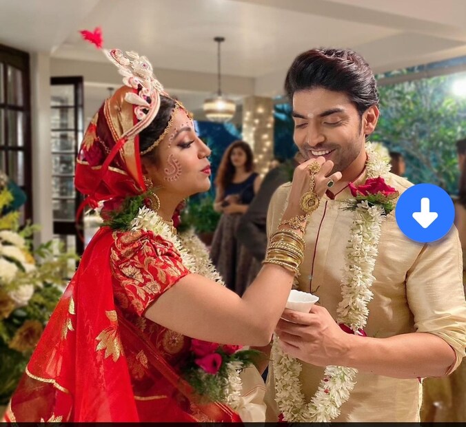 ছবিতে মাথায় টোপর, ধুতি-পাঞ্জাবি পরে চিরাচরিত বাঙালি বরের পোশাকে বং জামাইয়ের সাজে দেখা যায় গুরমিতকে। অন্যদিকে টুকটুকে লাল শাড়িতে নব বধূর সাজে সেজেছিলেন দেবিনা। চোখ সরানো মুশকিল এই জুটির সেই ছবি থেকে।