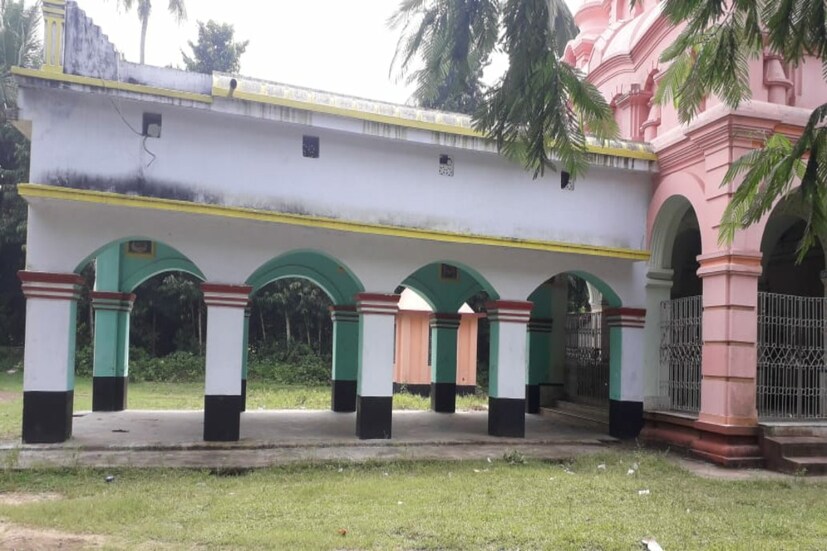 প্রতিটি বনেদি পরিবারের প্রাচীন দুর্গাপূজার বিশেষ রীতিনীতি আছে। ভোগ প্রসাদের কিছু রীতিনীতি আছে। কিশোর নগর রাজবাড়ির দুর্গাপুজো শুরু হয় ষষ্ঠীর দিন ঘটোত্তলনের মধ্য দিয়ে। নিয়ম মেনেই মহাসপ্তমী, মহাঅষ্টমী সন্ধিপুজো, মহানবমী এবং দশমীর পুজো ও বিসর্জন হয়। মহাষ্টমীর দিন অঞ্জলি দেওয়ার জন্য মানুষজন ভিড় করে আসে এই রাজ বাড়ির দালানে। নিয়ম মেনেই সন্ধিপুজো হয় ১০০টি প্রদীপ জ্বালিয়ে। প্রদীপের সলতে তৈরির কাজে হাত লাগান রাজপরিবারের মহিলারা। একসময় ঘটোত্তলনের সময়ে কামান দাগা হতো। পুজোয় দেবী মাকে অন্নভোগ ফল মিষ্টান্ন ভোগ নিবেদনের পাশাপাশি কাজু বাদাম দিয়ে হাতে তৈরি এক প্রকার সন্দেশ ভোগ দেওয়া হয়। এই কাজু বাদাম দিয়ে সন্দেশ ভোগ কাঁথির আর কোনও পুজোতে দেওয়া হয় না। এই সন্দেশ ভোগ প্রসাদ লাভের জন্য মানুষের ভিড় জমে। বর্তমানে এই বিশেষ ভোগের জন্য টিকিটের ব্যবস্থা চালু হয়েছে। 