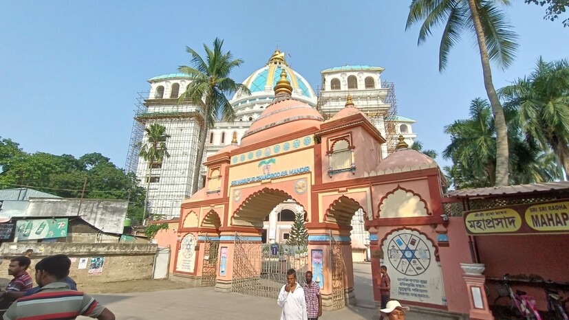 এই মন্দিরে দেশ-বিদেশের অনেক সেবকই বর্তমানে রয়েছেন। মায়াপুরের প্রধান উৎসব গুলি হল চন্দনযাত্রা, স্নানযাত্রা, ঝুলনযাত্রা, জন্মাষ্টমী, রাধাষ্টমী, দোলযাত্রা ইত্যাদি। চন্দ্রোদয় মন্দির ছাড়াও আশেপাশে রয়েছে অনেক ছোট বড় মঠ ও মন্দির। এছাড়াও চন্দ্রোদয় মন্দির পেরোলে যাওয়া যাবে নিমাইয়ের জন্মস্থানে।