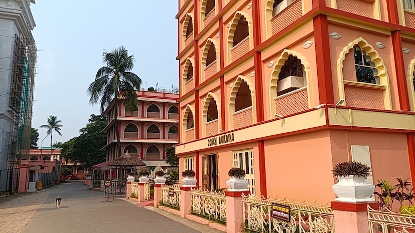 কী ভাবে যাবেন: কলকাতা থেকে ১৩০ কিলোমিটার দূরত্বে অবস্থান করছে মায়াপুর ইসকন মন্দির। কলকাতা থেকে সড়কপথে ৩৪ নং জাতীয় সড়ক দিয়ে আসতে হবে আপনাকে ধুবুলিয়া পর্যন্ত। সেখান থেকে বাঁদিকে একটি রাস্তা চলে যায় মায়াপুর ইসকন মন্দিরের দিকে। এছাড়াও শিয়ালদহ থেকে লালগোলাগামী যে কোনও ট্রেনে বা কৃষ্ণনগর লোকাল উঠে আপনাকে আসতে হবে কৃষ্ণনগর স্টেশনে। সেখান থেকে অটো করে চলে যেতে পারবেন মায়াপুর ঘাট পর্যন্ত। ছোট জলঙ্গি নদী পেরোলেই পৌঁছে যাবেন মায়াপুর ইসকন মন্দিরে।