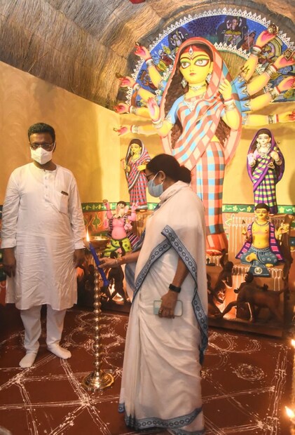 পুজোর লড়াইয়ে গত কয়েক বছর ধরে নিজেদের জায়গা পাকা করে নিয়েছে রাজ্যের আর এক মন্ত্রী তথা কলকাতা পুরসভার প্রশাসনিক মন্ডলীর প্রধান ফিরহাদ হাকিমের পুজো৷ চেতলা অগ্রণীর পুজো আসলে পরিচিত 'ববি'র পুজো বলেই৷ মহালয়ার দিনে তার পুজোর চক্ষুদান করেন খোদ মুখ্যমন্ত্রী মমতা বন্দ্যোপাধ্যায়।