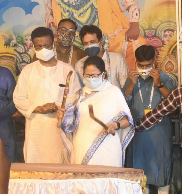 রাজকীয় মণ্ডপ ও মানানসই প্রতিমা বানিয়ে তারা জায়গা করে নিয়েছেন পুজো পাগলদের তালিকায়৷ ফিরহাদ হাকিম অবশ্য বলছেন, "কাউকে ছোট,বড় করা নয়। আমাদের পুজো আমাদের মতো। আমরা পুজোকে মানুষের মনে যে ভাবে নিয়ে যেতে পেরেছি তাতে মানুষ উৎসাহ নিয়ে আমাদের কাছে আসেন। আমরা জোর করে ভীড় দেখাই না।"