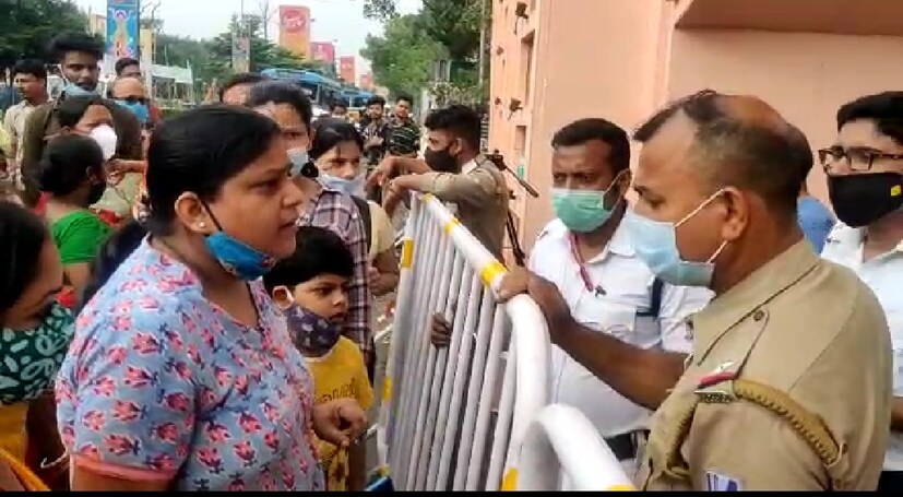 মানুষের নিরাপত্তার কথা ভেবেই দর্শনার্থীদের প্রবেশাধিকার বন্ধের সিদ্ধান্ত বলে জানানো হয়। এরপরেই এই নিয়ে পুজো উদ্যোক্তাদের সঙ্গে দফায় দফায় বচসা, কথা কাটাকাটি শুরু হয় পুলিশের। পুজো বন্ধ করে ঘট পুজো করার ভাবনা, মণ্ডপ থেকে পুলিশ প্রহরা তুলে নেওয়ার আর্জি- এই সব মিলিয়ে গোটা পরিস্থিতি অষ্টমী থেকেই উত্তপ্ত হয়ে ওঠে।