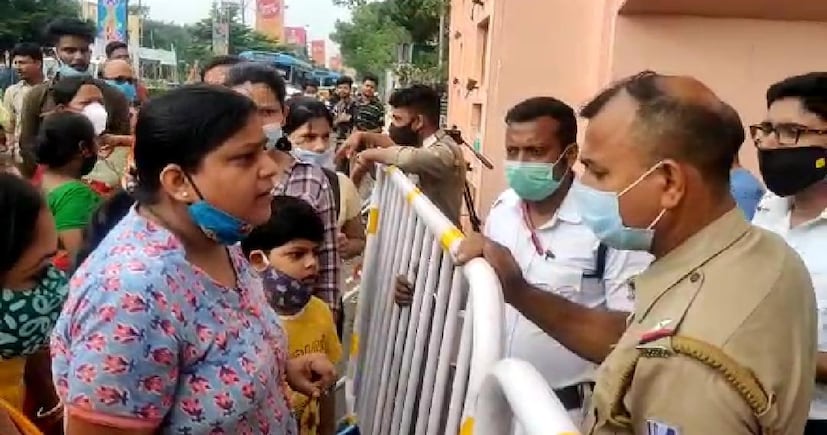 এদিকে, শ্রীভূমির ভিড় ঠেকাতে ট্রেন পরিষেবায় কোপ। বিধাননগর স্টেশনে দাঁড়াবে না ডাউন ট্রেন। এমনই সিদ্ধান্ত নিয়েছে পূর্ব রেল কর্তৃপক্ষ। শ্রীভূমি সহ অন্য পূজা মণ্ডপে অতিরিক্ত ভিড়ের কারণেই এই সিদ্ধান্ত নিয়েছে রেল।