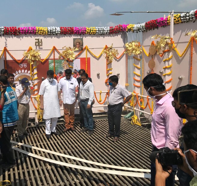 জলাশয়ের একটি কৃত্রিম কাঠামো প্রস্তুত করা হয়েছে। যার ওপরে লোহার জালি করা আছে। সেখানে প্রতিমা রেখে হোস পাইপের মাধ্যমে গঙ্গার জল দিয়ে প্রতিমা স্নান করিয়ে রঙ মাটি গলিয়ে ফেলা হচ্ছে। আর নিচের জলাশয়ে সেই রঙ মিশ্রিত জল জমা হচ্ছে। যা পাইপের মাধ্যমে পাম্প দিয়ে ড্রেনেজ সিস্টেমে ফেলা হচ্ছে।