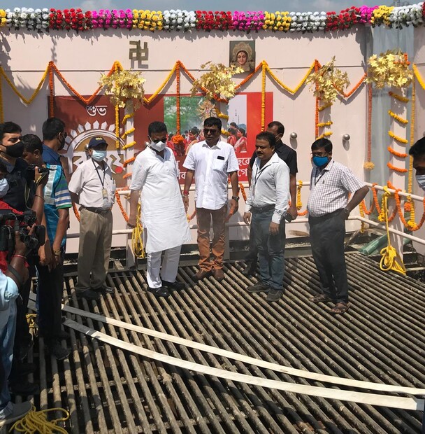 প্রসঙ্গত, প্রতি বছর কম করে হলেও প্রায় চার হাজার প্রতিমা নিরঞ্জন হয় কলকাতার বিভিন্ন গঙ্গার ঘাটে। এর মধ্যে বেশিরভাগ নিরঞ্জন হয় নিমতলা ঘাট, জাজেস ঘাট, বাজা কদমতলা ঘাটে। কলকাতা পুরসভা সূত্রে খবর, ঘাটগুলিতে মোট চারটি ক্রেন থাকবে।