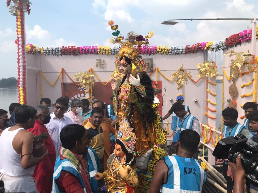 গঙ্গার ঘাটগুলিতে রাখা আছে পাম্প। সেই পাম্পের মাধ্যমে গঙ্গা থেকে জল টেনে সেই জল হোস পাইপের মাধ্যমে দেওয়া হবে প্রতিমার গায়ে। তা দিয়ে প্রতিমার গায়ের রং ও মাটি ধুয়ে ফেলা হবে। এরপর সেই দূষিত জলকে শোধন করা হবে। শোধনের পর সেই জল পুনরায় ফেলা হবে গঙ্গায়। এমনই অভিনব প্রক্রিয়াই নেওয়া হয়েছে এবারে।