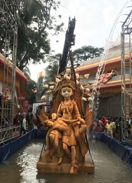 এদিন এই অভিনব প্রতিমা নিরঞ্জনে উপস্থিত ছিলে ফিরহাদ হাকিম, দেবাশিস কুমার সহ কলকাতা পুরসভার অন্যান্য কর্তারা। কৃত্রিম জলাশয়ে প্রথম বিসর্জন হয় বেহালা চড়কতলা এলাকার রায় চৌধুরী পরিবারের দূর্গা প্রতিমা। এই অভিনব ব্যবস্থা সাধারণ মানুষ গ্রহণ করলে, পরবর্তী দিনে বিভিন্ন ঘাটে এই ব্যবস্থা করা হবে বলে জানিয়েছেন ফিরহাদ হাকিম।