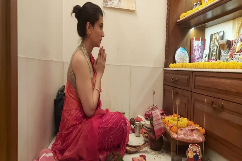 •এবছরও ব্যতিক্রম হল না৷ পুজোর জোগার একহাতে করেন তিনি৷ সঙ্গে আবার ভোগ রান্নাও করেন নিজে হাতে৷ এবারও নিয়মের হেরফের হল না৷ 