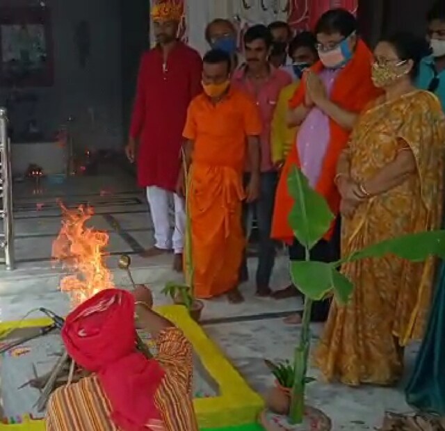 এদিকে দিনহাটার মানুষের মঙ্গল কামনায় দিনহাটা থানা পাড়া মন্দিরে আজ মহাযজ্ঞ করলেন উদয়ন গুহ। সস্ত্রীক পুজো দিয়েছেন তিনি৷