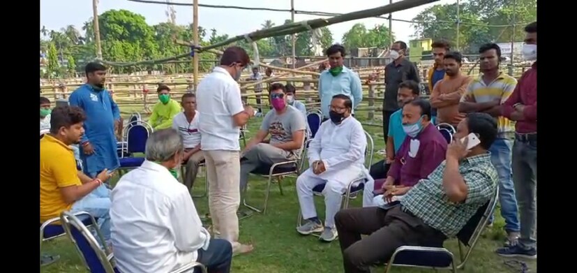 তৃণমূল কংগ্রেস নেতা ও দলের প্রাক্তন সাংসদ পার্থপ্রতিম রায় বলেন, অভিষেক বন্দ্যোপাধ্যায় কী বার্তা দেবেন তা শুনতে মুখিয়ে আছে গোটা দিনহাটার মানুষ।