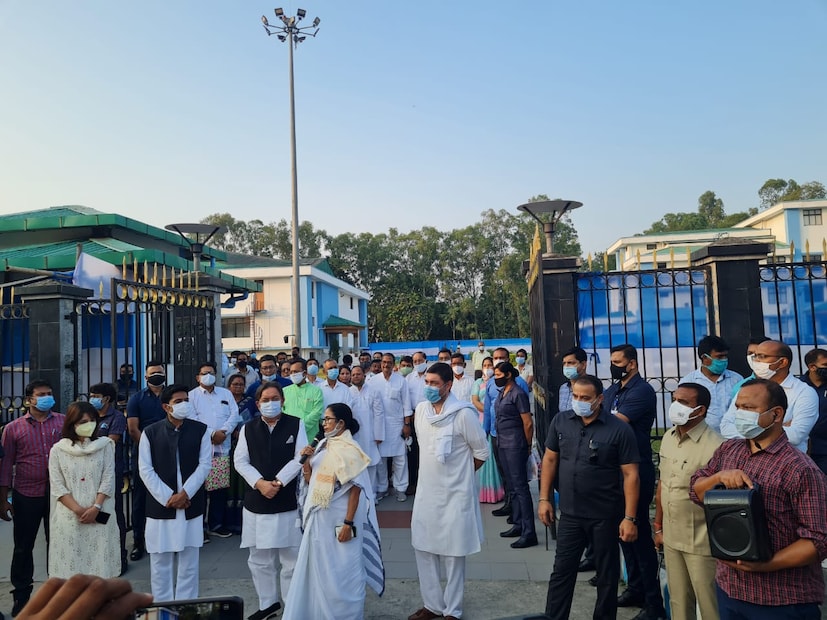 প্রসঙ্গত, দেশে ১০০ কোটি মানুষের করোনা টিকাকরণ (Corona vaccination) সম্পূর্ণ। সম্প্রতি কেন্দ্রীয় সরকার এই পরিসংখ্যান দেখিয়ে দেশজুড়ে সাফল্যের উদযাপন করেছে। তবে গতকাল শিলিগুড়িতে সেই হিসেব নিয়ে প্রশ্ন তোলেন রাজ্যের মুখ্যমন্ত্রী মমতা বন্দ্যোপাধ্যায় (Mamata Banerjee)। শুধু তাই নয় ব্যাখ্যা দিয়ে বোঝান কেন এই দাবি মানা যায় না।