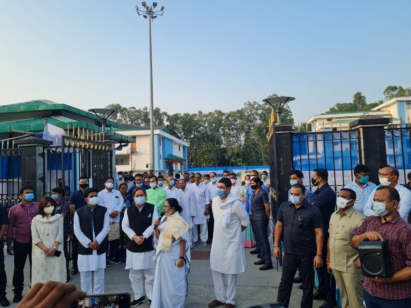 একইসঙ্গে তিনি বলেন, &quot;কোভিশিল্ড ও কোভ্যাক্সিন এই দুই টিকার মধ্যে কোনটির ক্ষেত্রে দুটি ডোজ নেওয়ার পরেও সংক্রমণ হচ্ছে কেন্দ্রকে খতিয়ে দেখতে হবে সেই বিষয়টিও।&quot; মূলত করোনা মোকাবিলায় ভ্যাকসিনের দুটি ডোজ নেওয়ার পরেও কেন সংক্রমণ হচ্ছে এই নিয়ে কেন্দ্রের সঙ্গে স্বাস্থ্য সচিবকে কথা বলার নির্দেশ দেন মুখ্যমন্ত্রী।