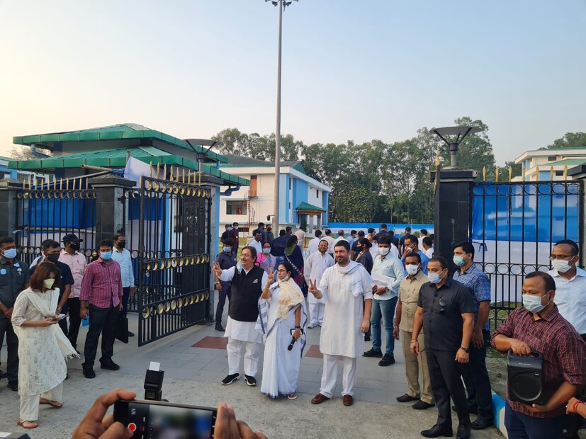 মুখ্যমন্ত্রী মমতা বন্দ্যোপাধ্যায় বলেন, ”ডবল ডোজ ১০০% না হলে টিকাকরণ ১০০ শতাংশ বলা যায় না। দেশের লোকসংখ্যা কত? বাচ্চাদের সংখ্যা কত? হিসেব বলছে, ২৯.৫১ কোটি ডবল ডোজ হয়েছে। মিলিজুলি করে জুমলা করে দিয়েছে কেন্দ্র।” 