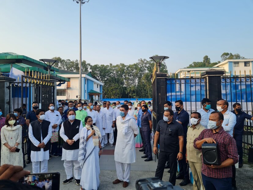 মমতা বন্দ্যোপাধ্যায় এদিন প্রশাসনিক সভায় দাঁড়িয়ে বলেন, &quot;৬ মাসের মধ্য ইমিউনিটি কমে যাচ্ছে ভ্যাকসিন নেওয়ার পরে। তাই ২ টো ডোজ নেওয়ার পর কেন করোনা সংক্রমণ হচ্ছে হচ্ছে এটা কেন্দ্রের সঙ্গে কথা বলা দরকার।&quot; তিনি পরিসংখ্যান তুলে বলেন, &quot;রাজ্যে ২০ শতাংশ মানুষ দ্বিতীয় ডোজ নেওয়ার পর করোনা আক্রান্ত হয়েছেন।&quot;