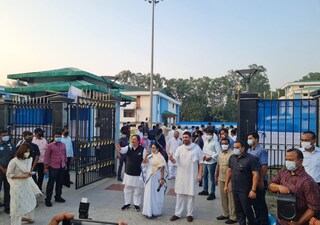 কংগ্রেস থেকে যোগ দেওয়া উত্তর প্রদেশের দুই নেতার সঙ্গে মমতা বন্দ্যোপাধ্যায়৷ 