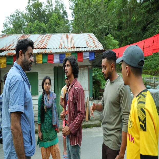 *চুরির মধ্যে রয়েছে এক রোমাঞ্চ৷ কিন্তু স্বাভাবিক জীবনযাপন করতে চুরি করা ছেড়ে দেয় মিকি৷ তাতেই দম আটকে ওঠে শিবাঙ্গির৷ জীবন থেকে হারিয়ে যায় থ্রিল! এহেন পরিস্থিতি কোন মোড় নেয়, সেই গল্প বলবে শিলাদিত্যের লুকোচুরি৷ 