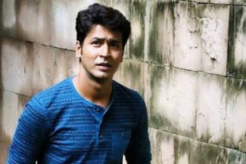 করোনা আক্রান্ত অভিনেতা অনির্বাণ ভট্টাচার্য (Anirban Bhattacharya)। এক সপ্তাহের বেশি সময় ধরে তিনি উপসর্গহীন। তবে সংক্রমণ যে শরীরে ছড়িয়েছে তা করোনা পরীক্ষায় ধরা পড়েছে। 