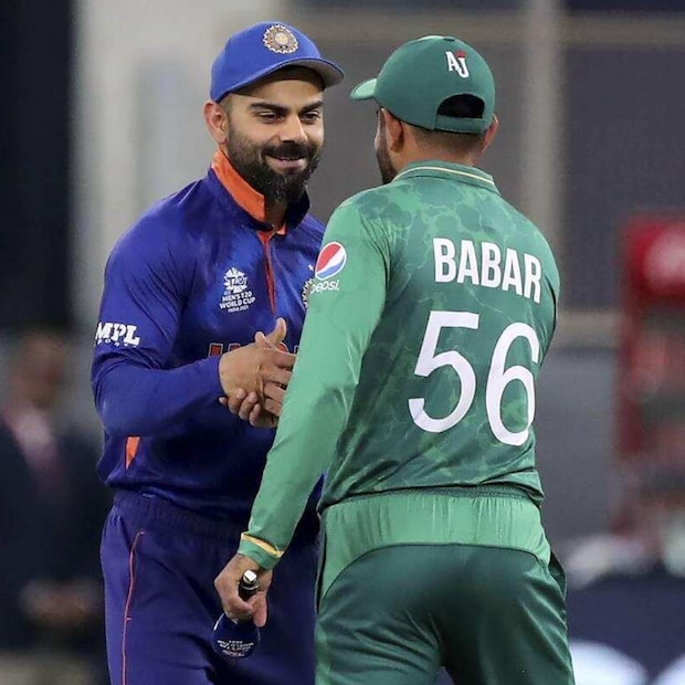 এবার বিশ্বকাপে চমকের নাম আফগানিস্তান। ভারত, পাকিস্তান, নিউ জিল্যান্ডকে পিছনে ফেলে গ্রুপ-২-তে তারা এখন শীর্ষে। যদিও এখনও অনেক হিসেব-নিকেশ এদিক-ওদিক হবে। কারণ টুর্নামেন্ট তো সবে শুরু। তবে ভারতীয় দলের ড্রেসিংরুমে এখন টেনশন থাকবে। প্রথম ম্যাচ হেরে সমস্যা বাড়িয়েছেন কোহলিরা।