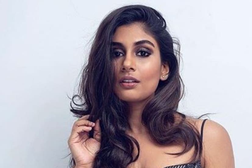 ক্রিকেট লাইভ শো হোস্ট করতেন কিরা। ব্রায়ান লারা, ব্রেট লি-দের সঙ্গে শো জমিয়ে দিতেন তিনি। এবার অবশ্য তাঁকে দেখা যাচ্ছে না। ক্রিকেটপ্রেমীরা তাঁকে মিস করছেন।