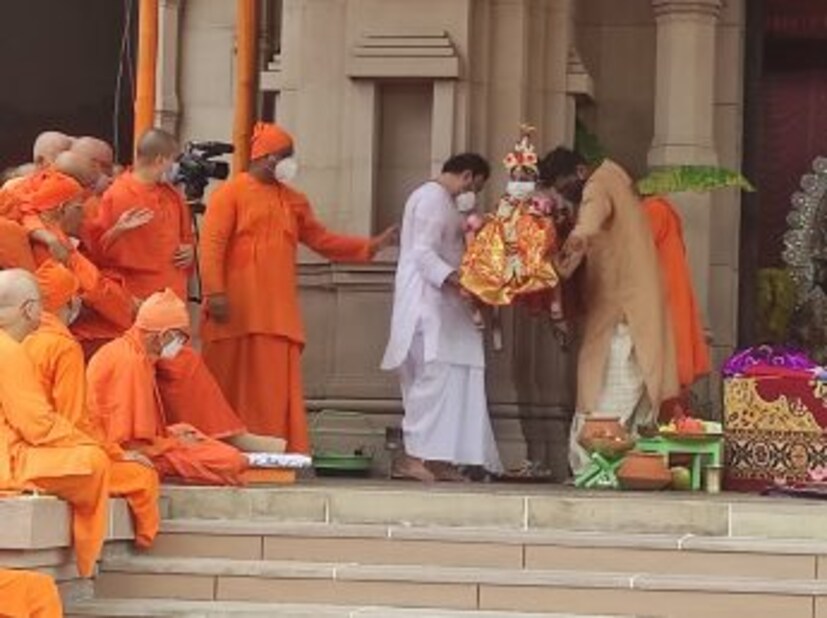 তবে পুজোর বিভিন্ন দৃশ্য বাড়িতে বসে ইউটিউবের মাধ্যমে দেখতে পাবেন ভক্তকুল।
