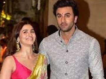 প্রথম দিকে সম্পর্কের কথা কুলুপ এঁটে রাখলেও পরে প্রকাশ্যে আনেন। একসঙ্গে প্রায়ই ছবি শেয়ার করেন সোশ্যাল মিডিয়ায়। আর তাই অনুরাগীরা অপেক্ষা করে আছেন বর-কনের বেশে দুজনকে দেখার জন্য। কিন্তু আলিয়া সম্প্রতি বলেছেন, রণবীরের সঙ্গে তাঁর বিয়ে ইতিমধ্যেই হয়ে গিয়েছে। 